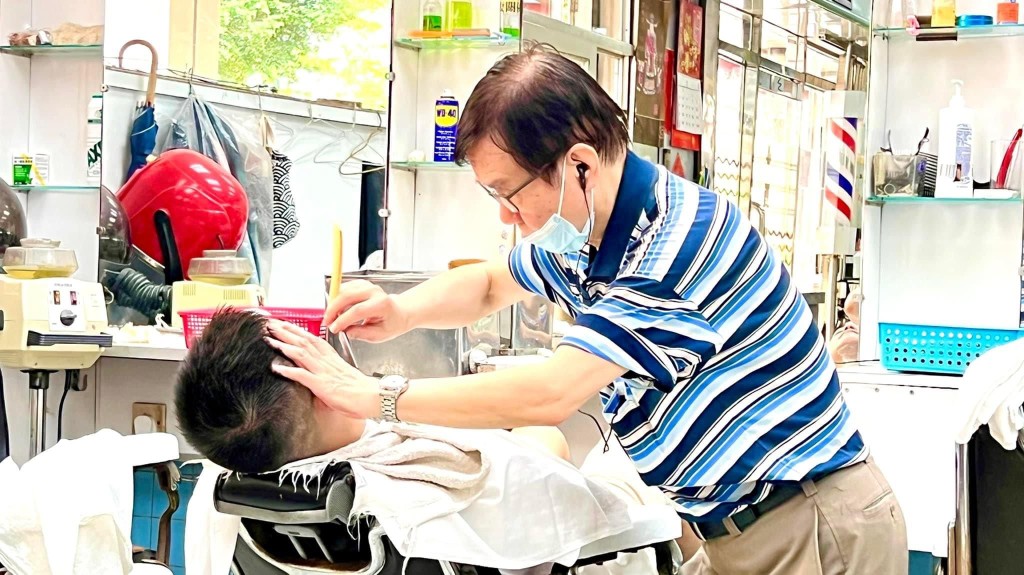 理髮廳師傅替客人理髮。上海華麗理髮公司 Facebook圖片