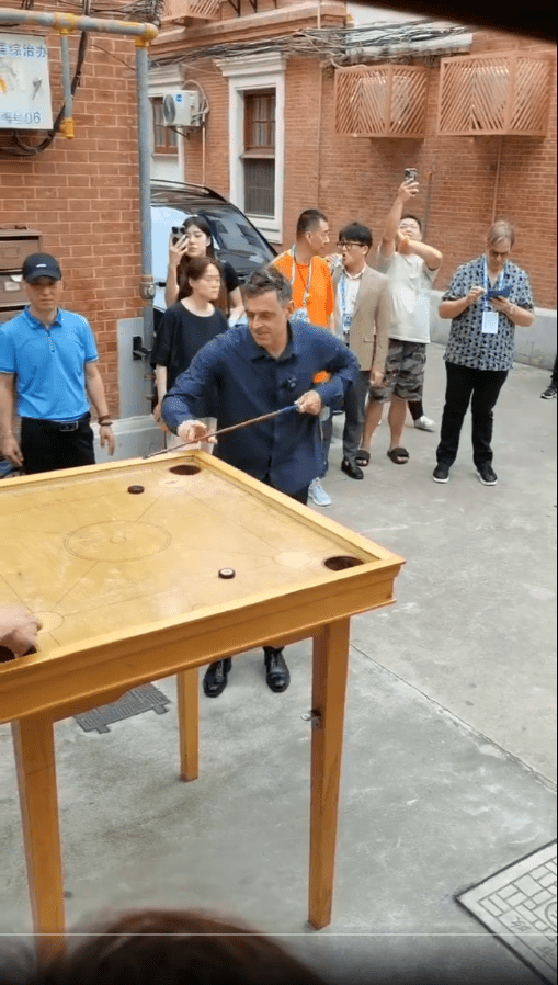 奧蘇利雲試玩康樂棋。網上截圖