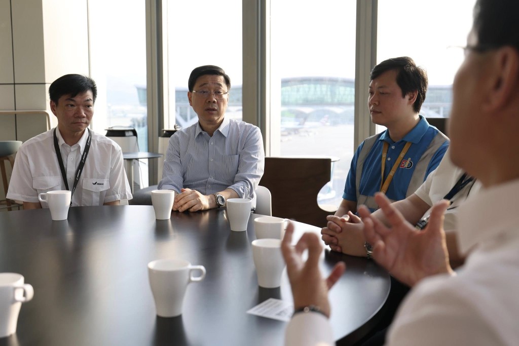 行政長官李家超日前到機場探望機場勞工。李家超FB圖片 行政長官李家超日前到機場探望機場勞工。李家超FB圖片