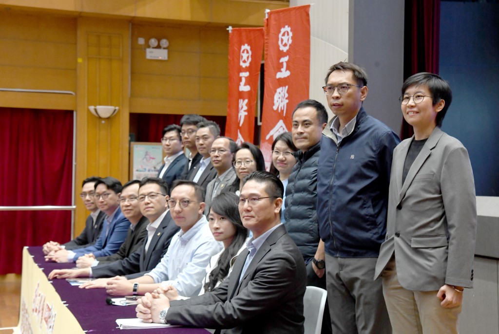 吳秋北在記者會結束後邀請所有工聯會今次參選議員及助選團隊上台合照,包括競逐連任失敗的郭偉强和陸頌雄。 吳秋北在記者會結束後邀請所有工聯會今次參選議員及助選團隊上台合照,包括競逐連任失敗的郭偉强和陸頌雄。