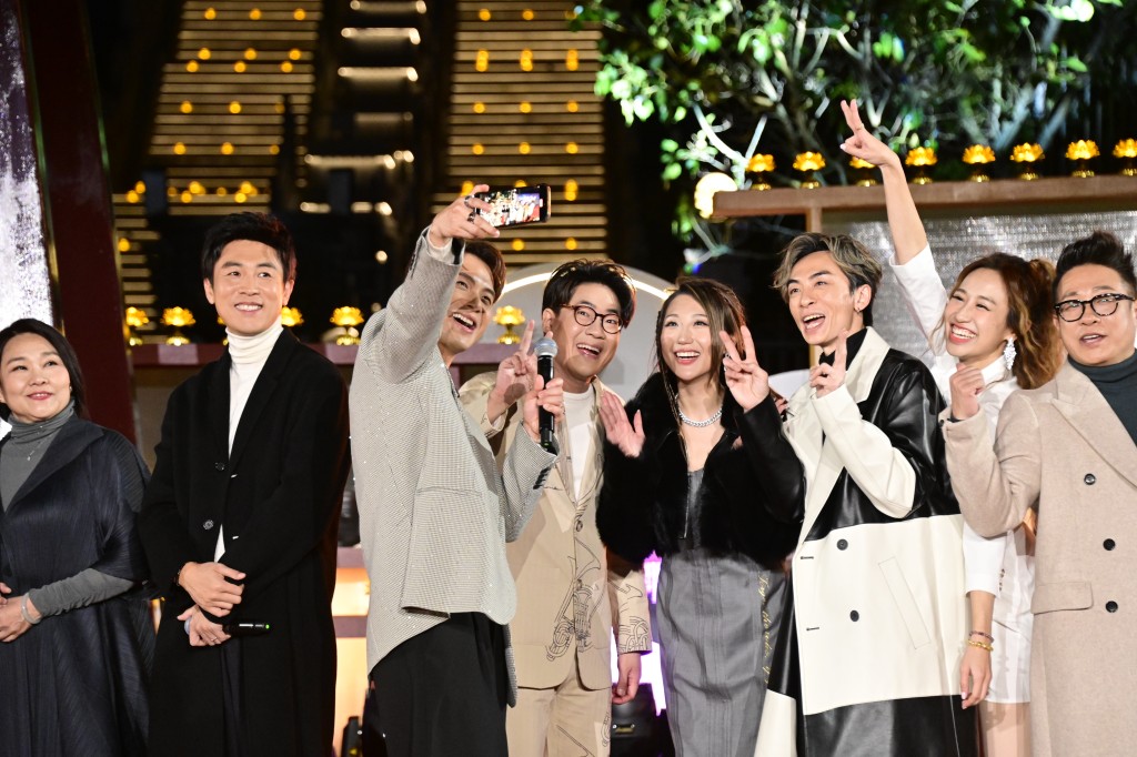 谭俊彦（左二）除夕到宝莲禅寺为《福佑香江同心迈向2024》节目演唱。
