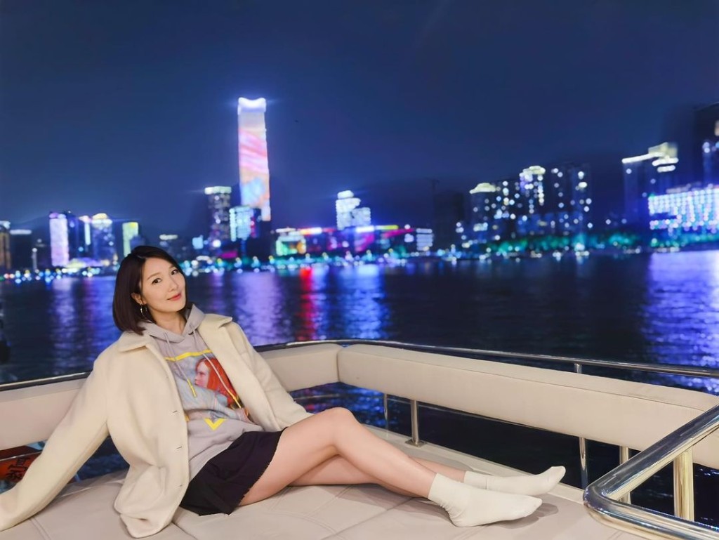 亚男不忘晒长腿。
