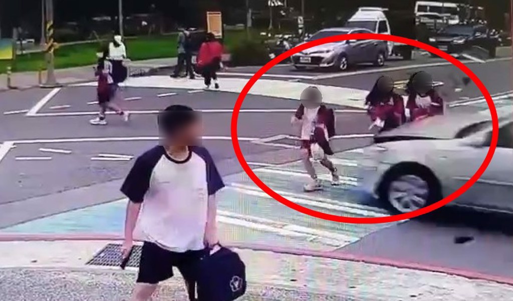 汽車撞上正在過馬路的學童剎那。中時 汽車撞上正在過馬路的學童剎那。中時