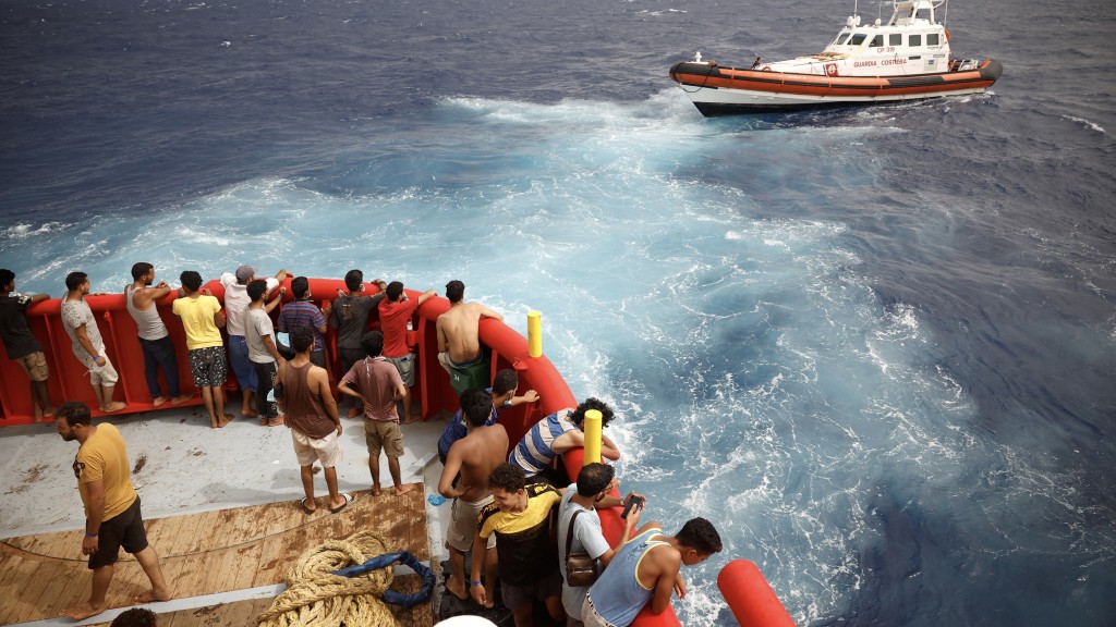 去年8月在前往意大利蘭佩杜薩島(Lampedusa)途中獲救的難民登上西班牙非政府組織「張開雙臂」(Open Arms)的救援船。 路透社