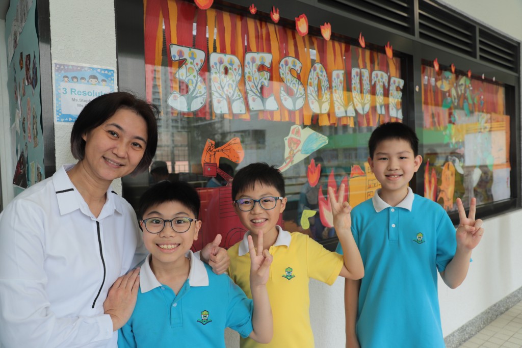 福建中学附属学校校长徐区懿华（左一）表示，近年该校每年平均约有4000人申请，报读人数平稳。