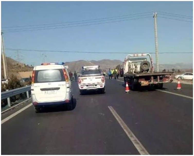 现场是韩城西庄镇涧北村路口。