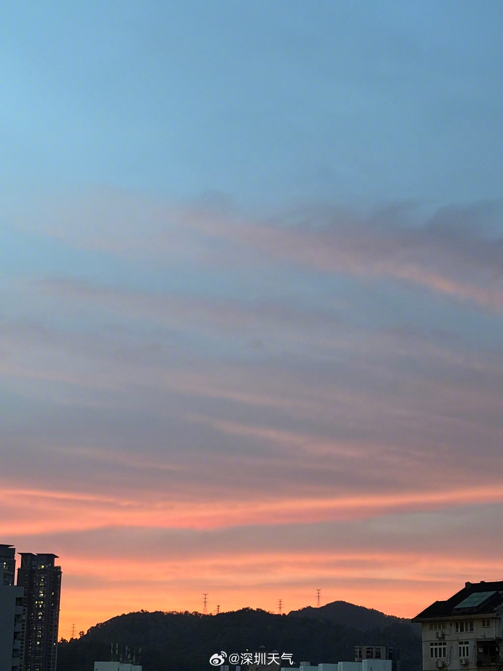 深圳晚上出現火燒雲現象,金紅雲彩彩漫天。深圳天氣 深圳晚上出現火燒雲現象,金紅雲彩彩漫天。深圳天氣