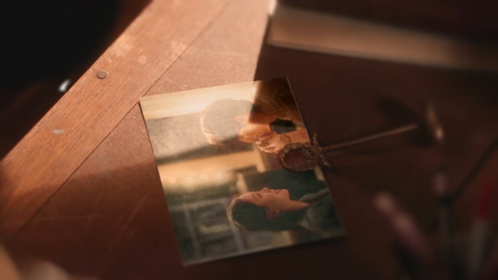 一聲槍響令照片應聲掉下。