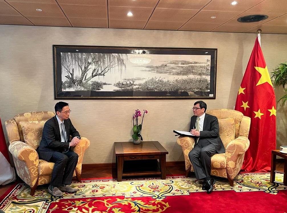 杨润雄（左）在海牙礼节性拜访中国驻荷兰大使谈践（右）。政府新闻处
