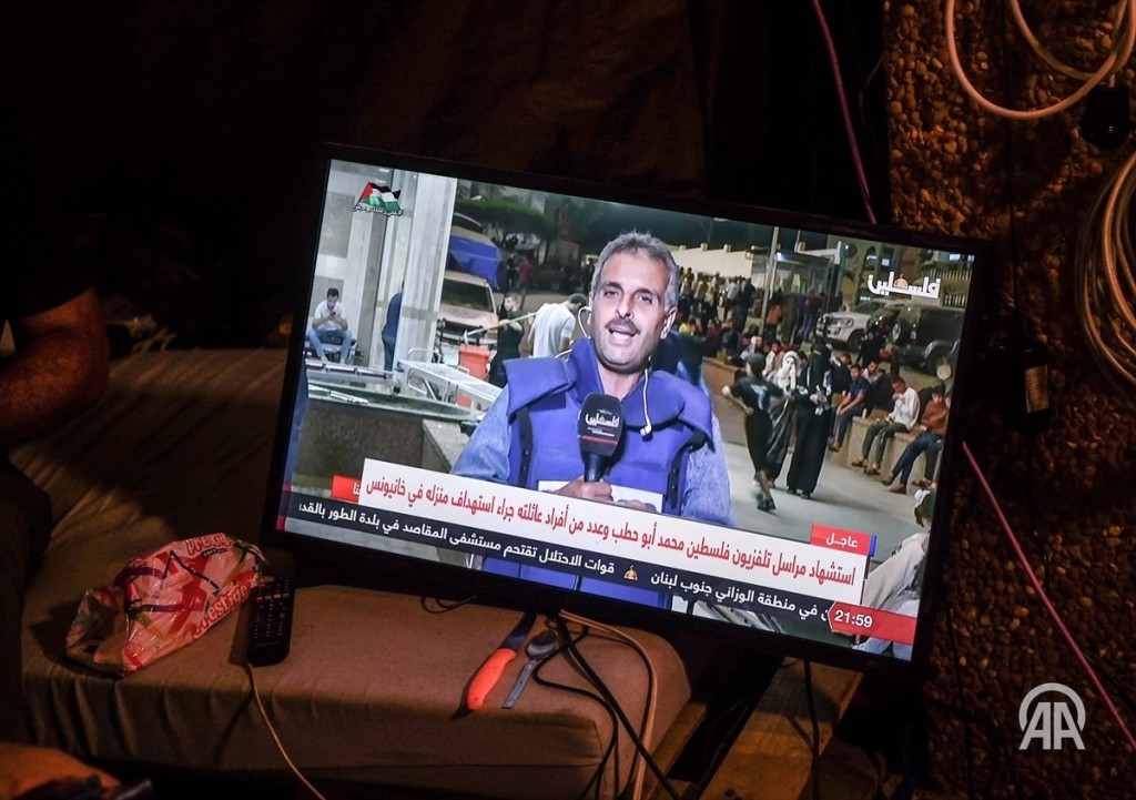 和家人一起被炸死的巴勒斯坦电视台记者。半小时前还在连线直播。