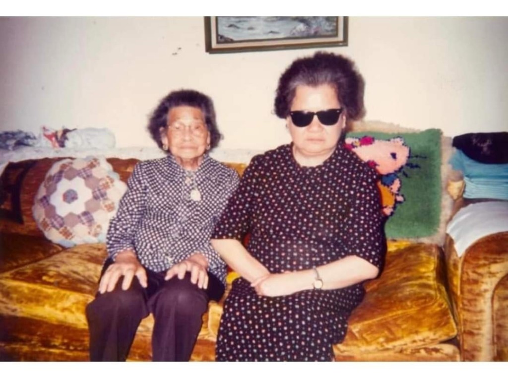 程文輝女士(右)與和姐(左)雖為主僕,但感情更勝母女。