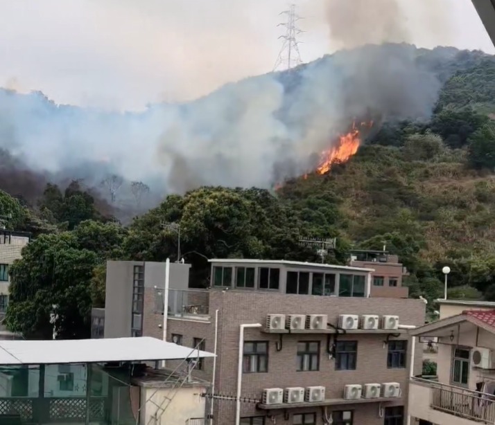 高埔新村附近一山頭發生山火。