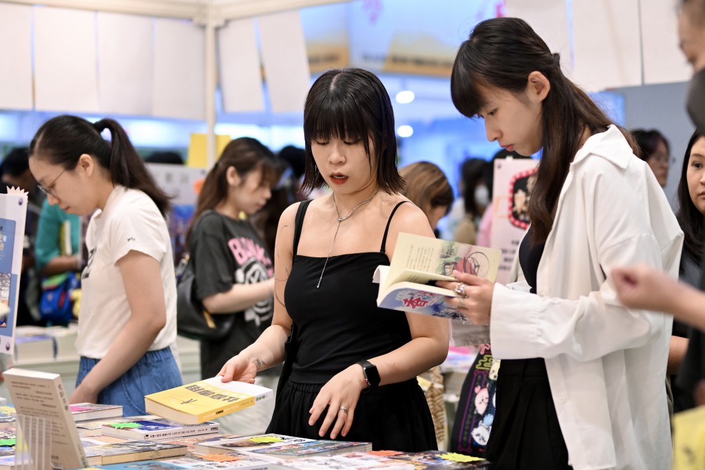 書展場內亦水洩不通,只能隨著人流緩慢行路。劉駿軒攝 書展場內亦水洩不通,只能隨著人流緩慢行路。劉駿軒攝