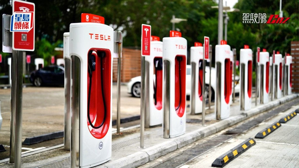 沙田凱悅酒店Tesla Shpercharger充電站設有32個V3超級充電器及13個目的地充電器。