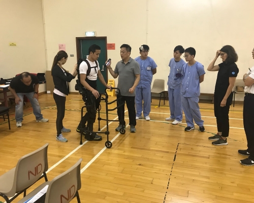 麥理浩復康院脊髓損傷復康團隊開創先河引入「機械腳」。