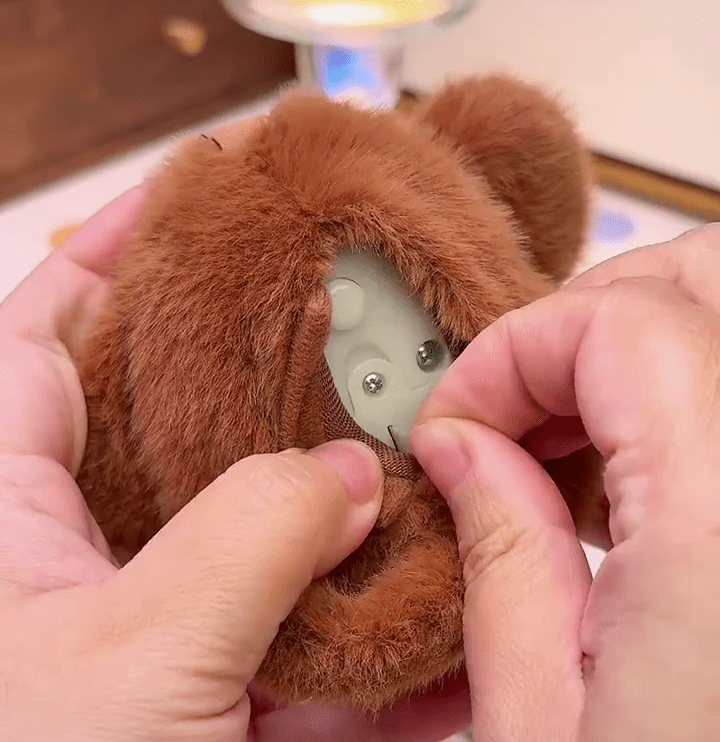 網友開箱「PUCKY敲敲系列」軟膠毛公仔掛件。