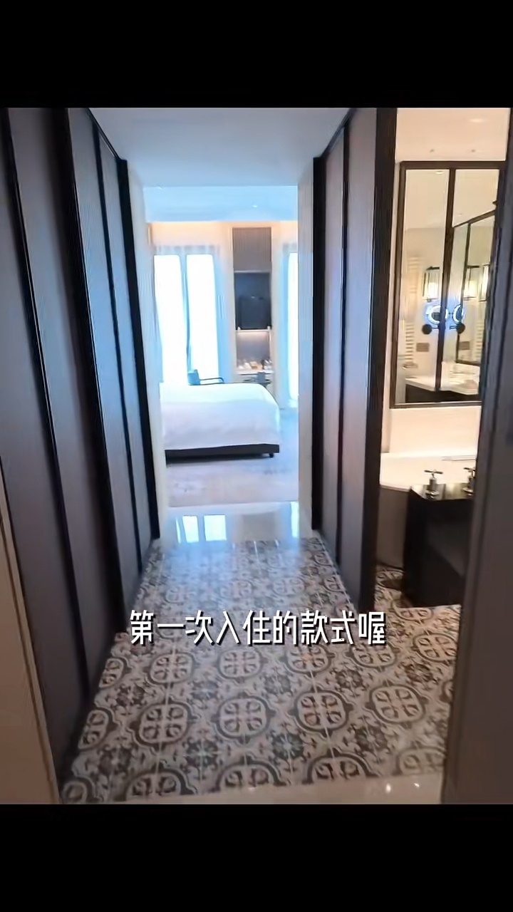 吳若希入住超大酒店。 吳若希入住超大酒店。