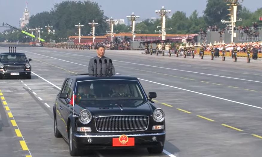 習近平乘紅旗檢閱車，經過金水橋，駛上長安街。央視截圖