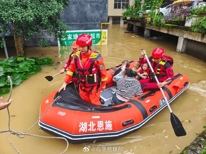 湖北咸豐暴雨，當地防汛抗旱指揮部調派125名消防救援人員，出動22台消防車、11艘舟艇