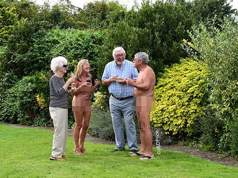 夏天，他們在花園裡裸曬日光浴。Naked Freestyler 推特圖片
