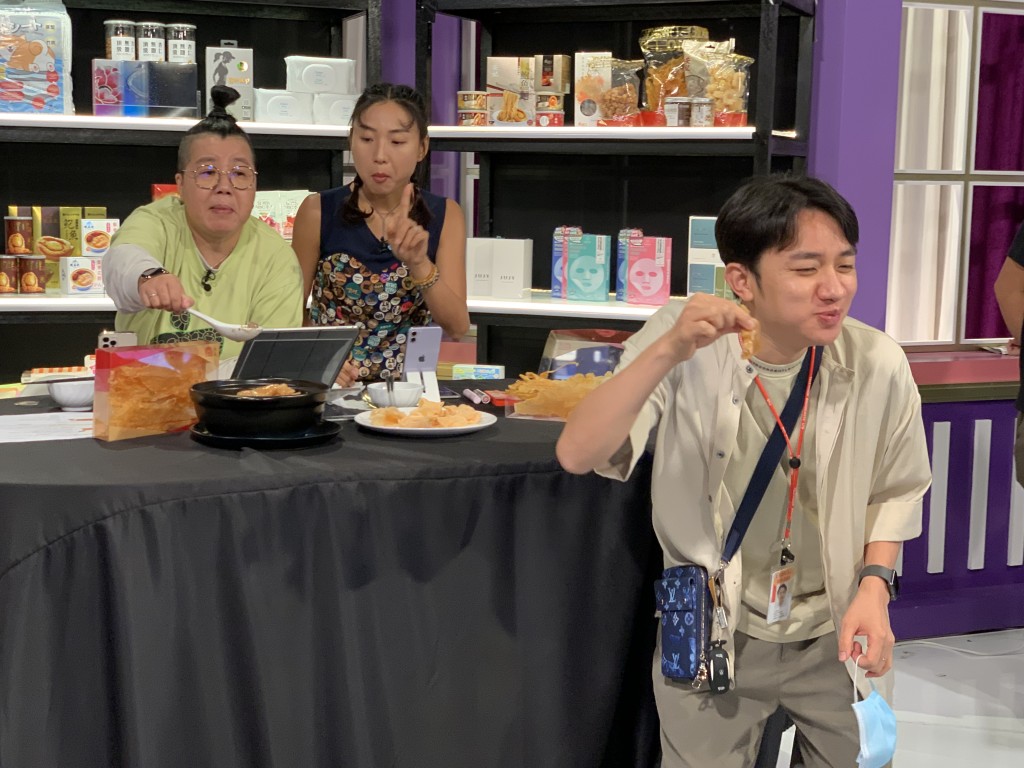 祖藍忍唔住偷食!