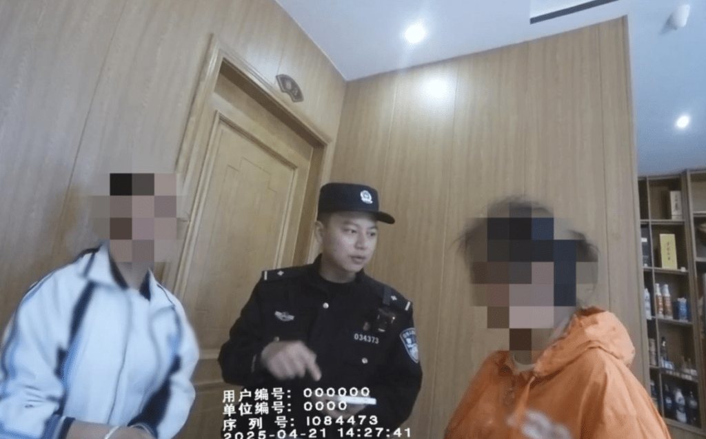 民警及時趕到勸阻。 紅星新聞 民警及時趕到勸阻。 紅星新聞