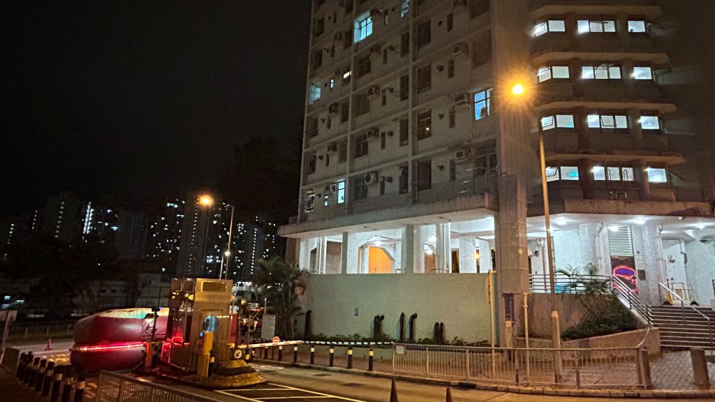 消防員到場開氣墊戒備。蔡楚輝攝 消防員到場開氣墊戒備。蔡楚輝攝