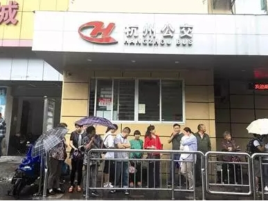 巴士公司回應，安排工作人員主動走出站房為乘客提供諮詢服務。