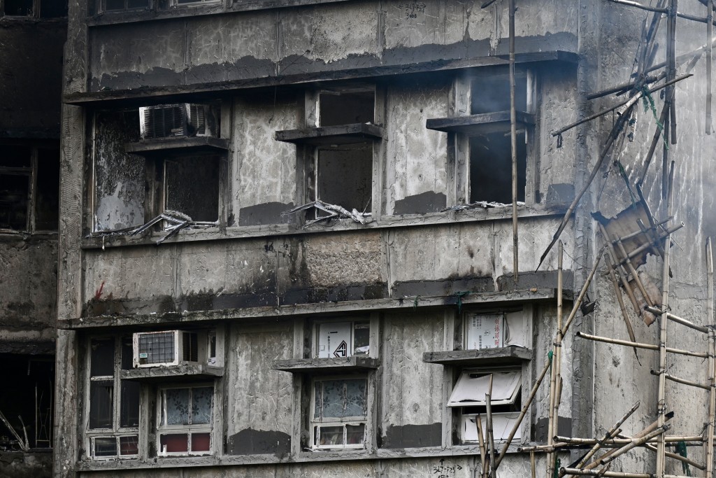 現場仍然濃煙沖天,不時傳來爆破聲。 現場仍然濃煙沖天,不時傳來爆破聲。