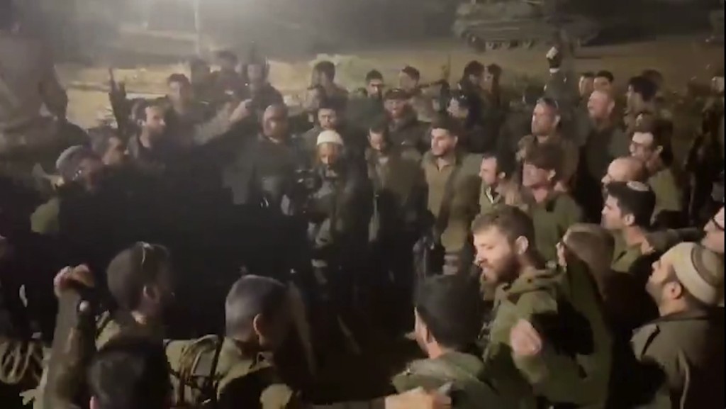 X平台上載一段影片，顯示以軍在加沙圍在一起高喊種族主義口號。美聯社