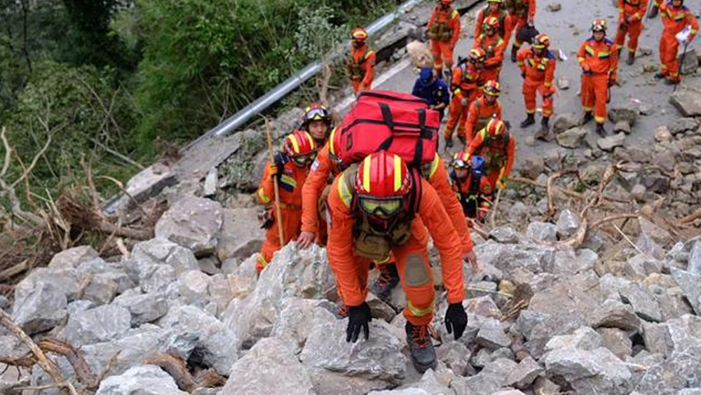 四川瀘定地震增至72人遇難,救援工作持續。
