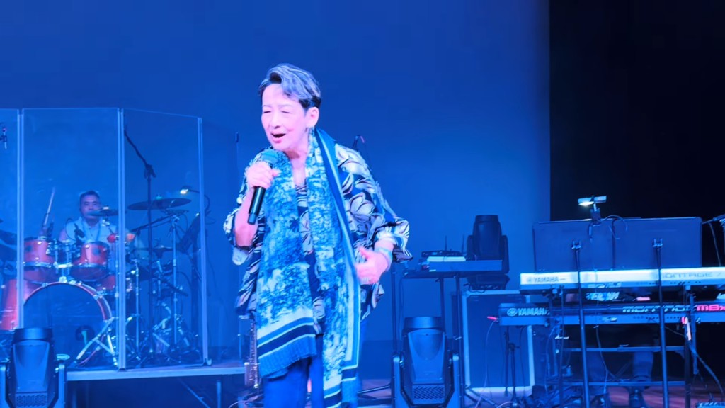 馮素波於今年8月7日生日正日,舉行 《峰波情未了3.0之八十後存在》演唱會。 馮素波於今年8月7日生日正日,舉行 《峰波情未了3.0之八十後存在》演唱會。