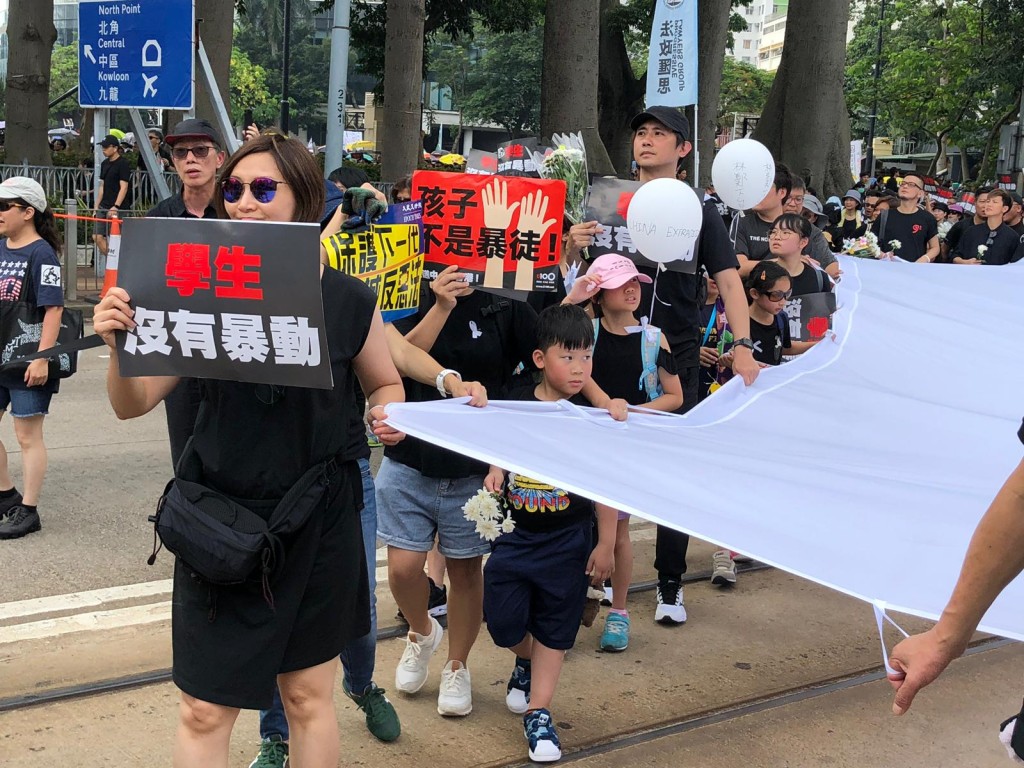 龍頭由不少小朋友帶領。