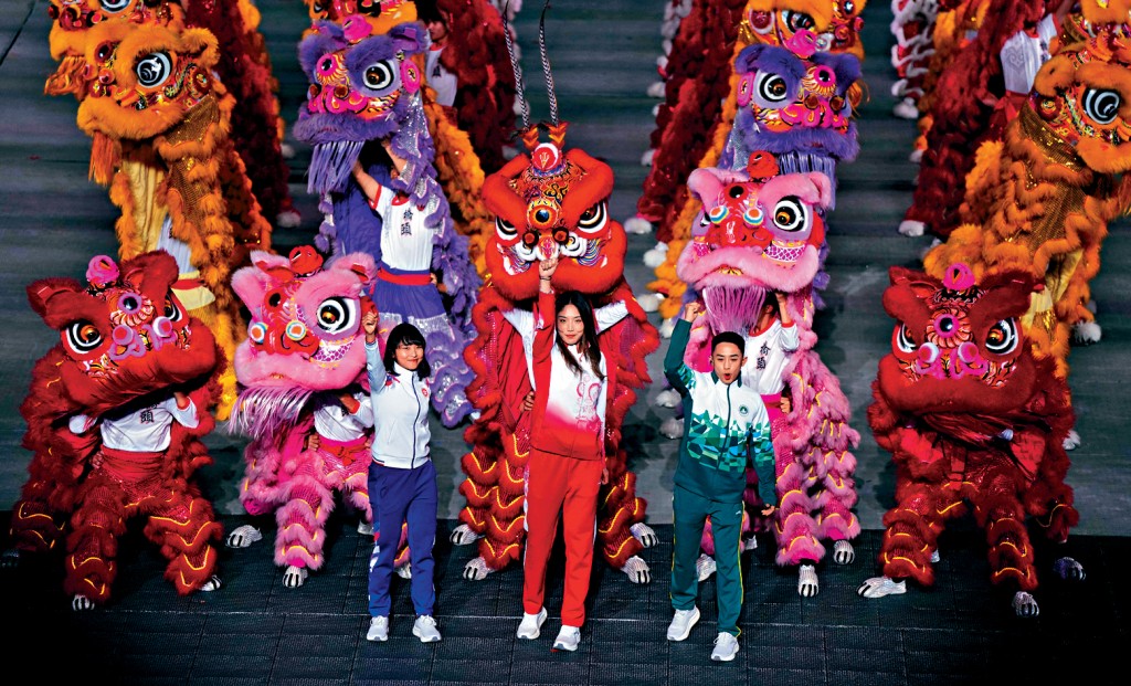 港隊運動員李思穎（左）在閉幕式開始前，與國家網球代表王欣瑜（中）及澳門空手道代表郭建恒，帶領全場觀眾倒數。