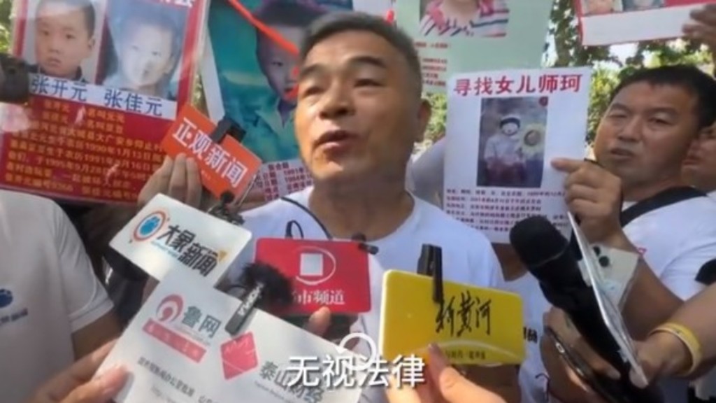 郭剛堂在法院外受訪。網上圖片