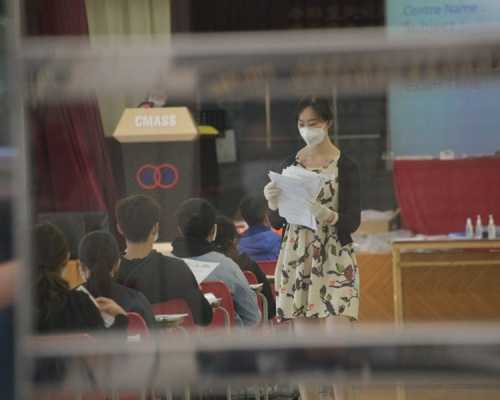 文憑試英文科開考,考評局表示2考生因發燒等徵狀不准入試場,7人考試期間不適離場。