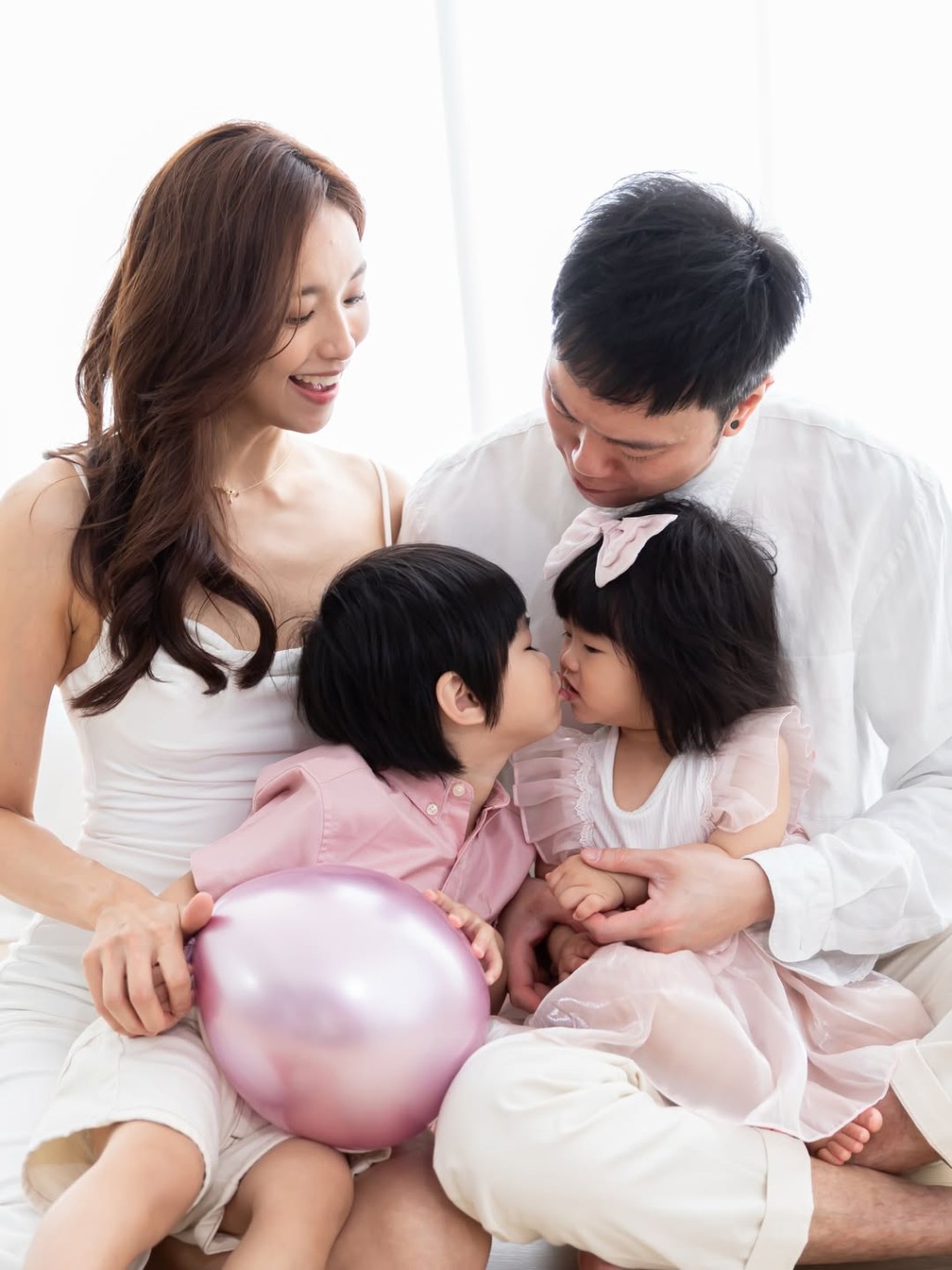 哥哥Kobe溫柔親吻妹妹Serafina,兄妹情深。 哥哥Kobe溫柔親吻妹妹Serafina,兄妹情深。