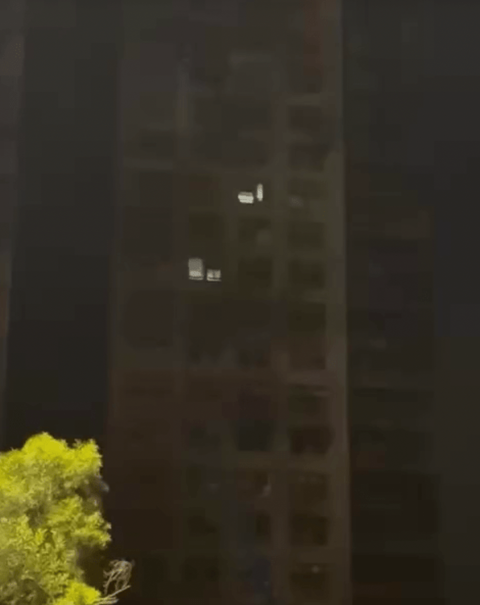 警方昨晚曾到被捕人曾工作的单位搜查，昨晚宏福苑内部传出闪烁灯光。Threads：ms.mori_v 