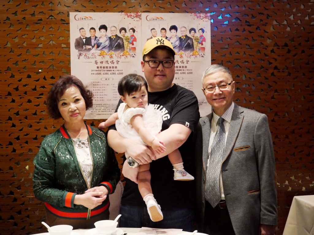 阮兆輝(右)及尹飛燕好錫孫女。 阮兆輝(右)及尹飛燕好錫孫女。