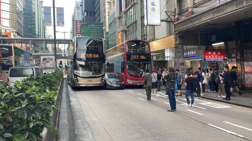 旺角平治攝巴士車罅變「三文治」 彌敦道收工時間交通受阻。馬路的事討論區FB群組