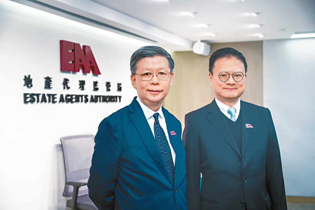 地監局蕭澤宇（右）表示，去年開立253宗投訴個案，按年增加逾5成。左為梁松泰。