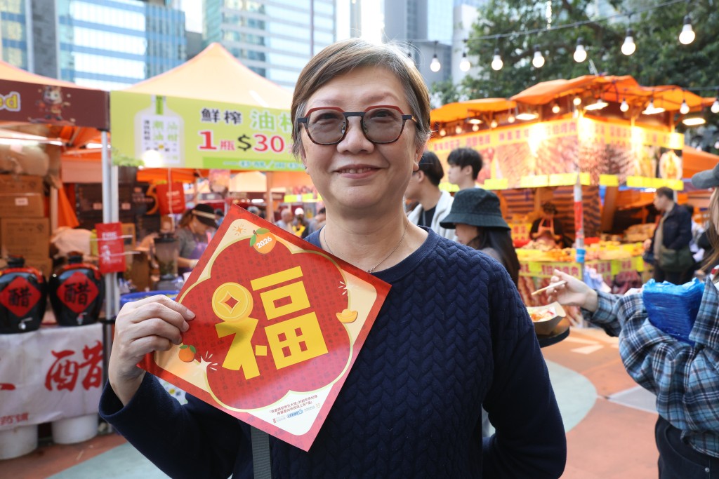 收到福字揮春的街坊黃小姐認為，《我要讚佢》活動有助小學生了解社會弱勢現況。