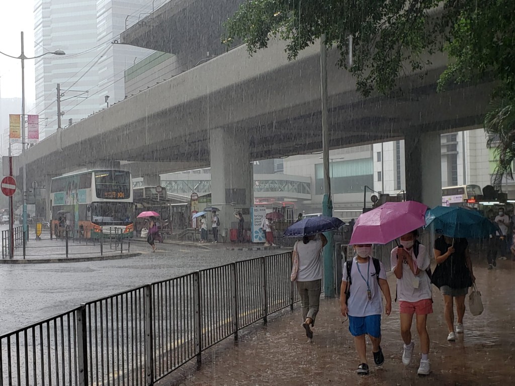 天文台提示，短期內香港廣泛地區可能受大雨影響，市民應提高警覺。