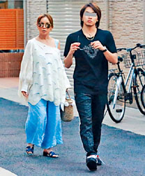 步姐去年6月，首次被拍到与男友荒木骏平约会食寿司。