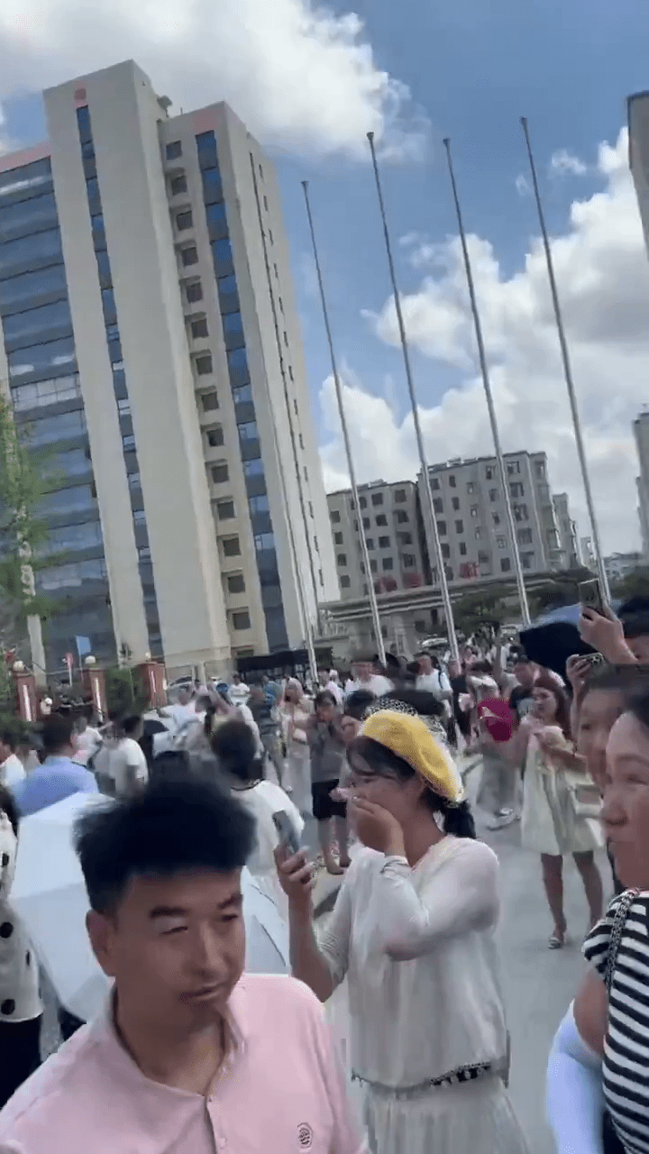 臨沂樹拍總部出現大批示威者。 臨沂樹拍總部出現大批示威者。