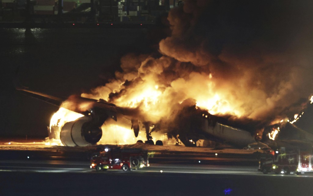 起火的日航客機完全焚毀。AP圖片