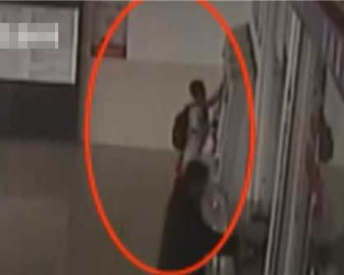 男童獨自前往火車站,想買火車票去湖北找媽媽。網圖