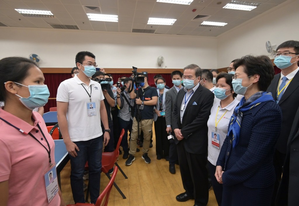 林鄭月娥視察臨時氣膜實驗室。政府新聞處圖片