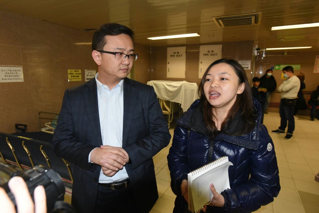奧的斯電梯區域大項目中心董事周經漢,以及高級傳訊部經理麥建英亦帶同水果籃到醫院探病。徐裕民攝