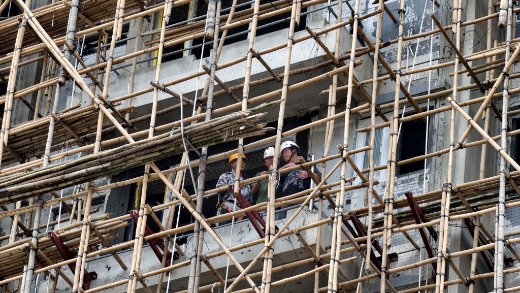 一名男工人從棚架失足墮下,當場證實死亡。黃文威攝 一名男工人從棚架失足墮下,當場證實死亡。黃文威攝